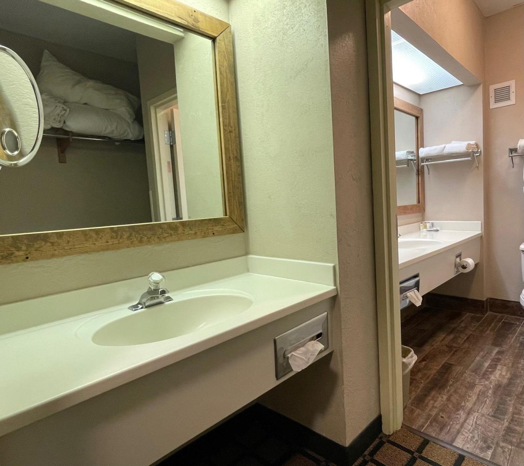 Baymont By Wyndham West Plains Hotel Bagian luar foto